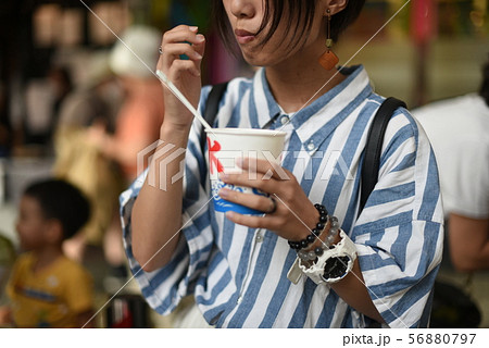 かき氷を頬張る女の子の口元4 かき氷を頬張る女の子の口元4 56880797