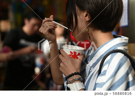 かき氷を頬張る女の子１ 56880816