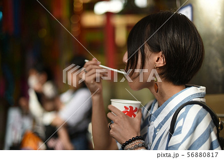 かき氷を頬張る女の子2 かき氷を頬張る女の子2 56880817