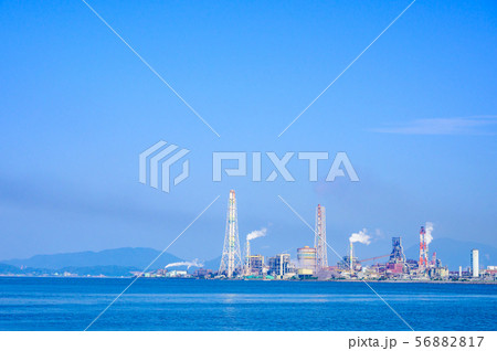 夏の洞海湾を望む北九州工業地帯 56882817