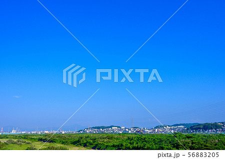 夏の響灘埋立地の工場地帯【福岡県】 56883205