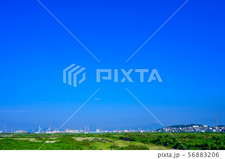 夏の響灘埋立地の工場地帯【福岡県】 56883206