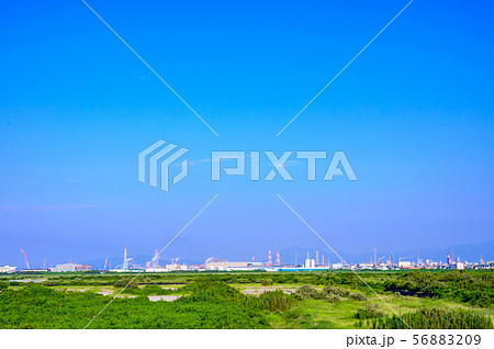 夏の響灘埋立地の工場地帯【福岡県】 56883209