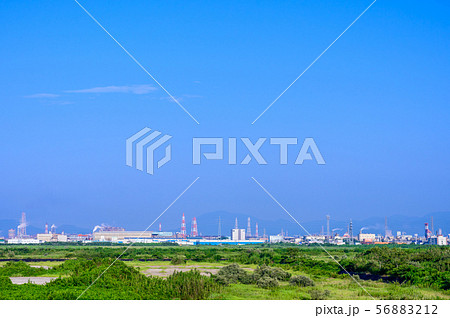 夏の響灘埋立地の工場地帯【福岡県】 56883212