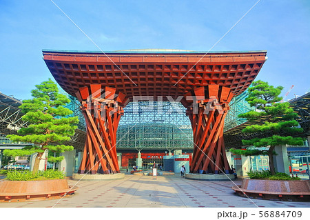【石川県】晴天下の金沢駅東口 56884709