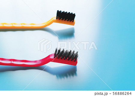 使用感のあるワイヤーブラシと樹脂ブラシ 使用感のあるワイヤーブラシと樹脂ブラシ 56886264
