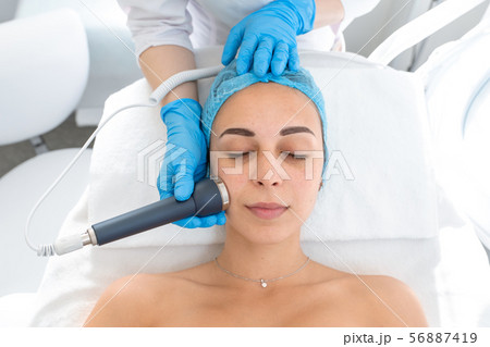 Beautician procedure ultrasound fonoforeza patient 56887419