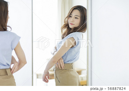 若い女性 若い女性 56887824