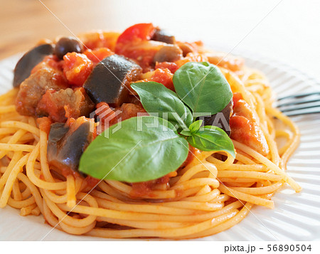 チキンと茄子のトマトソースパスタ 56890504
