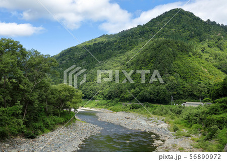 初秋の布沢川と俎倉山　福島県只見町 56890972