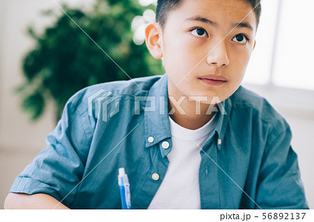 男の子　小学生　勉強 56892137