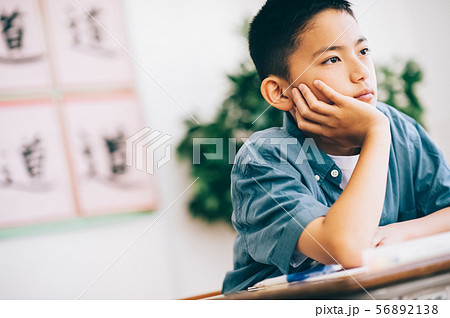 男の子　小学生　勉強 56892138