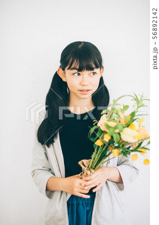 女の子 ライフスタイル 花束の写真素材