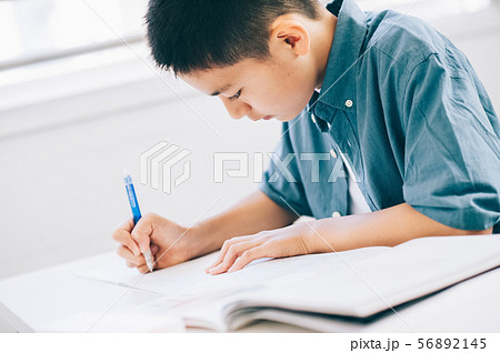 男の子　小学生　勉強 56892145