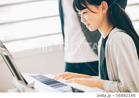 女の子　電子ピアノ　演奏 56892166