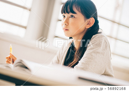 女の子　塾　勉強 56892168