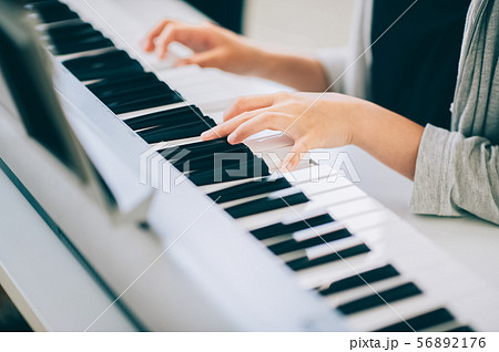女の子　電子ピアノ　演奏 56892176