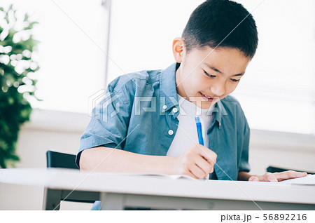 男の子　小学生　勉強 56892216