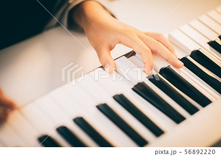 女の子　電子ピアノ　演奏 56892220