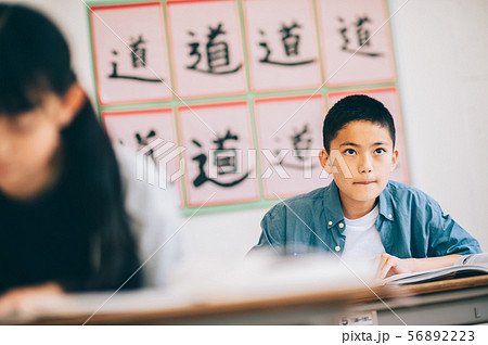 男の子　小学生　勉強 56892223