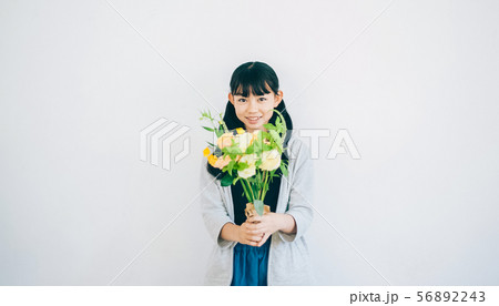 女の子　ライフスタイル　花束 56892243