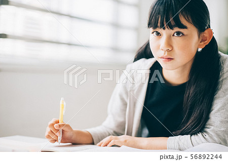 女の子　塾　勉強 56892244