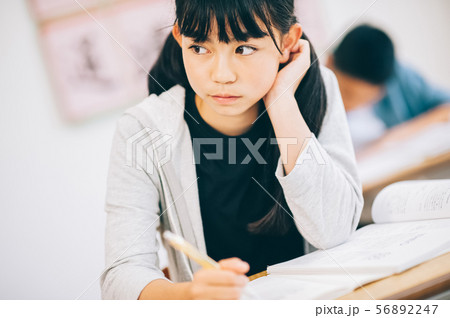 女の子　小学生　勉強 56892247