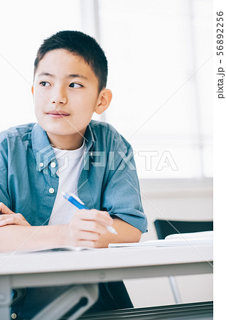 男の子　小学生　勉強 56892256