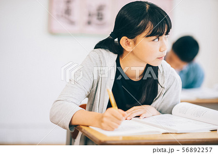 女の子　小学生　勉強 56892257
