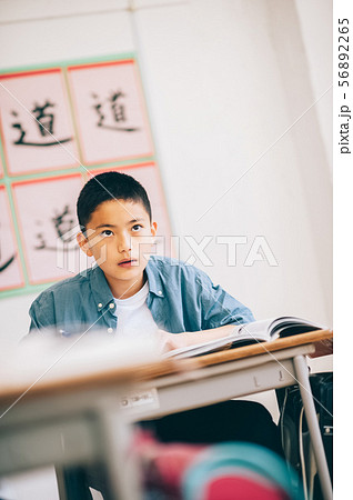 男の子　小学生　勉強 56892265