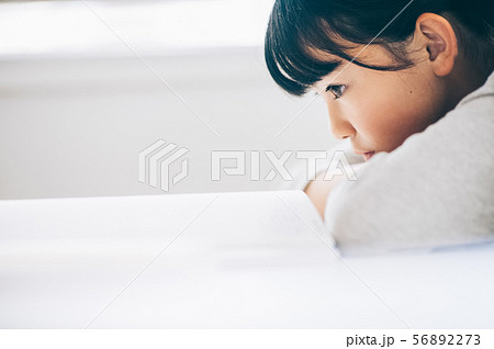 女の子　塾　勉強 56892273