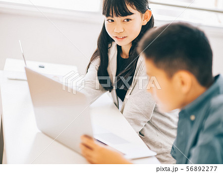 女の子 男の子 パソコン 勉強 女の子 男の子 パソコン 勉強 56892277
