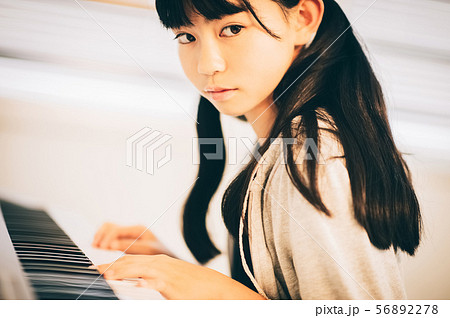 女の子 電子ピアノ 演奏の写真素材