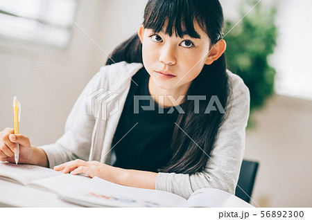 女の子　塾　勉強 56892300