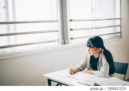 女の子　塾　勉強 56892329