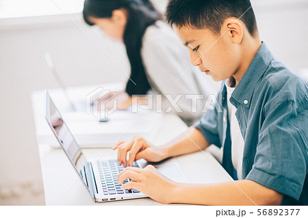男の子　小学生　勉強 56892377