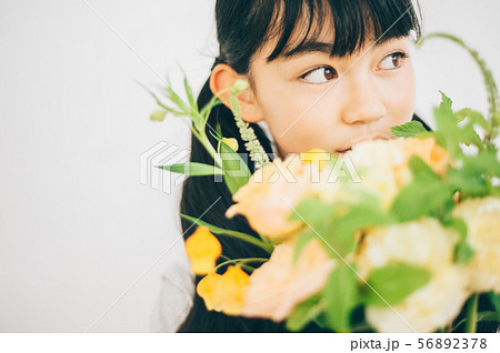 女の子　ライフスタイル　花束 56892378