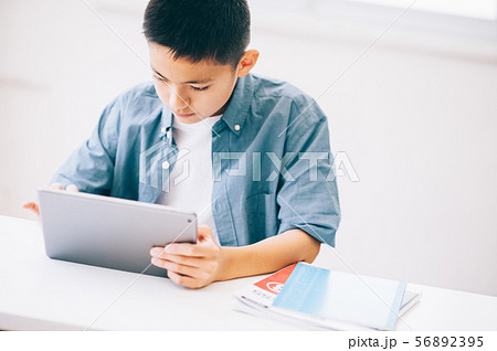 男の子　タブレット 56892395