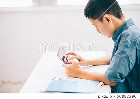 男の子　タブレット 56892396