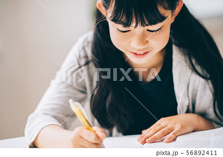 女の子　塾　勉強 56892411