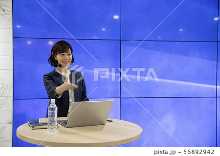 女性　プレゼンイメージ 56892942