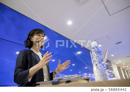 女性 プレゼンイメージ 女性 プレゼンイメージ 56893442