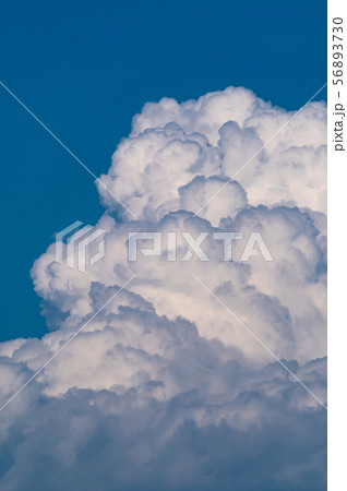 夏空 発達する積乱雲 Gの写真素材