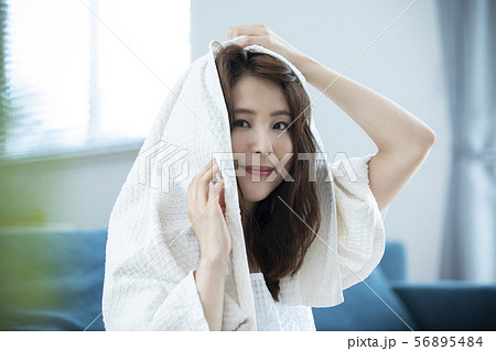 女性　ビューティー　ヘアケア　ヘア　タオル　風呂上がり 56895484