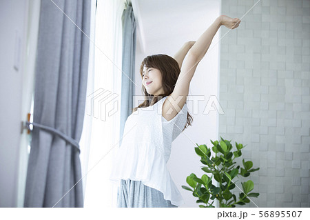 女性　ビューティー　寝起き　朝 56895507