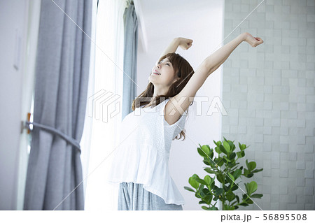 女性　ビューティー　寝起き　朝 56895508