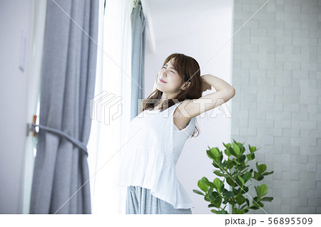 女性　ビューティー　寝起き　朝 56895509