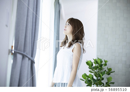 女性　ビューティー　寝起き　朝 56895510