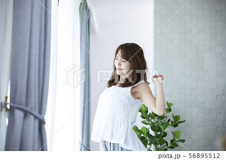 女性　ビューティー　寝起き　朝 56895512