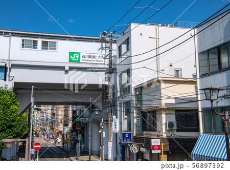 日本の横浜都市景観 JR石川町駅などを望む（奥はひらがな商店街、その先は横浜元町商店街方向） 56897392